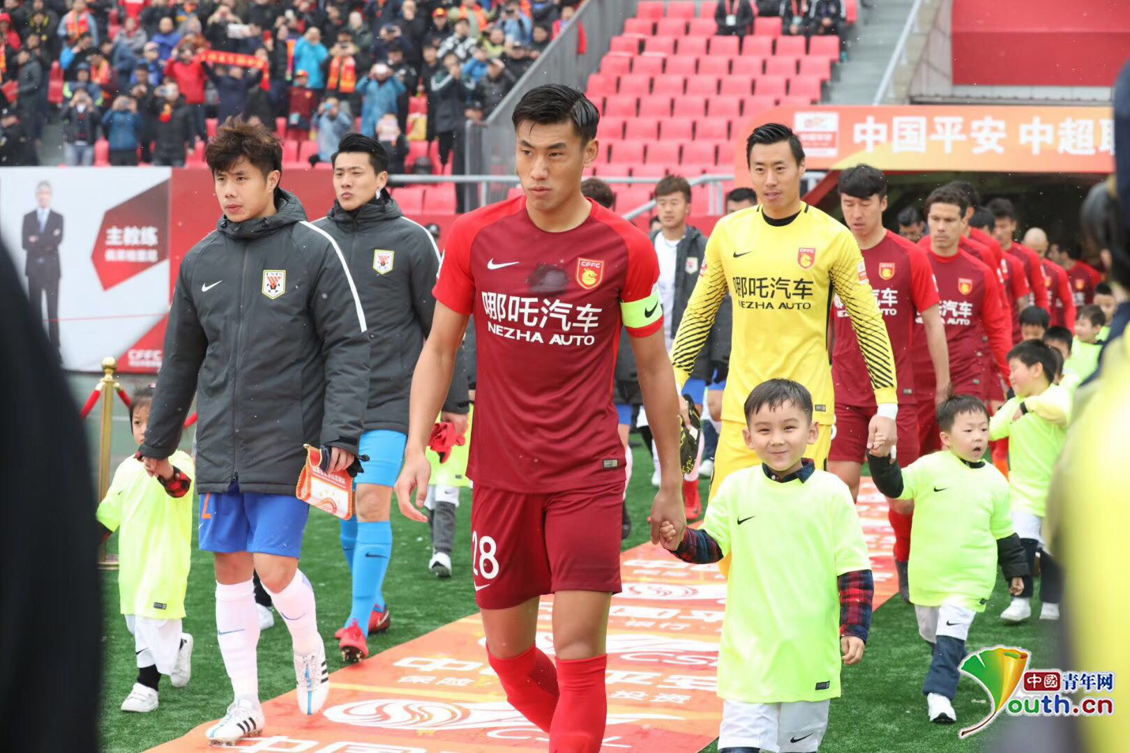 篮球湖人球员场上发挥获得球迷认可（湖人球员出色表现赢得球迷称赞）