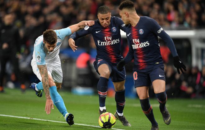 皇马本泽马梅开二度助球队获胜（本泽马双响助皇马全取三分）