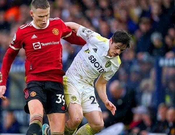 判决书：原天津泰达球员白某峰因受贿判有期徒刑一年，缓刑一年