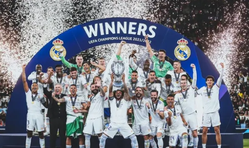 世体：弗里克对阿劳霍首张黄牌不满，他要求球员尽量减少抗议（世体：弗里克不满阿劳霍首张黄牌，要求球员尽量少抗议）