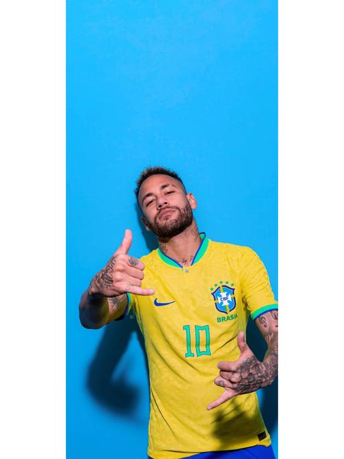 小伙高尔夫模拟器前打高尔夫，结果一杆打到消防喷淋头（男子在高尔夫模拟器前挥杆，一球误中消防喷头）